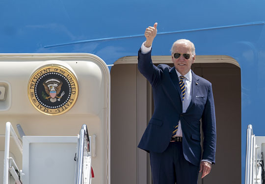 조 바이든 미국 대통령이 19일(현지시간) 메릴랜드주 앤드루스 공군기지에서 한국과 일본 순방을 위해 전용기에 탑승하면서 인사하고 있다. 뉴시스·AP