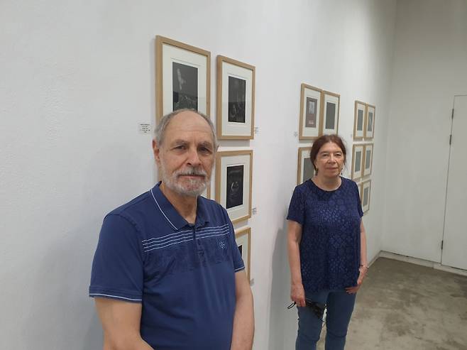 프랑스 동판화가 요하네스 반데후크가 부인 프랑스와즈와 함께 작품 앞에서 포즈를 취하고 있다.[자인제노 제공]