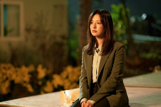 What will happen in the dissemination where My Liberation Diary Actor Son Seokgu left?JTBCs Saturday Drama My Liberation Diary raises curiosity by capturing the appearance of Yeom Chang-hee (Lee Min Ki), Kim Ji-won, and base well (Lee El) Sam Brother and Sister in an unusual atmosphere on May 20.In the last broadcast, Yeom Mi-jung and Koo (Son Seokgu) finally got separated.Koo hit the white sand beach (Choi Min-cheol), who was in a hostile relationship, regained his original position, and began to run with self-disgusting, making him the same empty eye as before.He lost contact with him and she poured tears into sadness, but hoped for the peace of Gu until the end.After Mr. Koo left, another change comes to Sam Brother and Sisters daily life.The photos released on the day included unpredictable three Brother and Sister days.First, Yeom Chang-hee stands in the yard with one slipper stripped off, raising questions about why he ran out to Barefoot in the Park.On the other hand, the face of the other Yum Mi-jung was caught. The Yum Mi-jung, sitting on the flat of the Gus house, is staring at the air with a bruised and wounded face.It is presumed that a shocking event will come to Yeom Mi-jung, who was always quiet.Here, a big mountain to be overcome by base well, who started a sweet relationship with Cho Tae-hoon (Lee Ki-woo), is coming to the fore: his daughter, Cho Yu-rim (Kang Ju-ha).Although it is in one space, the distance between the two people who seem to be far away predicts the future hardship.In the 13th and 14th episodes of My Liberation Diary, which is broadcasted this week, things that I did not think about Sam Brother and Sister come.He will also be pictured in Seoul, where he returned to Seoul. He continues his daily life after his separation, but he wonders what days he will live with Yeom Mi-jung and Gu, who are empty in the corner of his mind.Yeom Chang-hee, who met her ex-boyfriend Ji Hyun-ah (Jeon Hye-jin), made a new decision, and base well is troubled by the request of her mother Kwak Hye-sook (Lee Kyung-sung), who wants to see Cho Tae-hoon once.