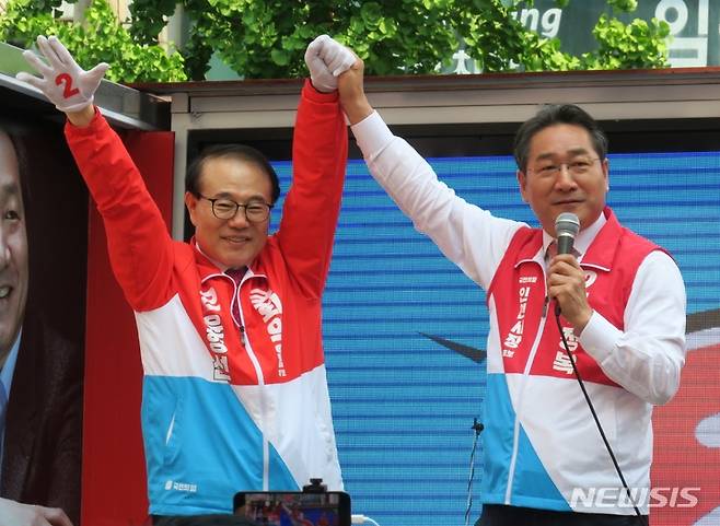 [인천=뉴시스] 김동영 기자 = 국민의힘 유정복 인천시장 후보와 계양을 국회의원 보궐선거에 출마한 윤형선 후보가 20일 오후 인천 계양구 계양산전통시장에서 두손을 맞잡고 시민과 상인들에게 지지를 호소하고 있다. 2022.05.20. dy0121@newsis.com