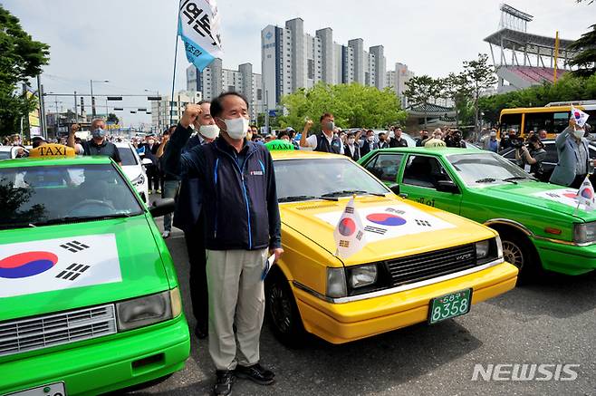 [광주=뉴시스] 이영주 기자 = 제42주년 5·18민중항쟁 민주기사의 날 기념식이 열린 20일 오후 광주 북구 무등경기장 앞에서 기념식에 참여한 택시기사들이 임을 위한 행진곡을 부르고 있다. 2022.05.20. leeyj2578@newsis.com