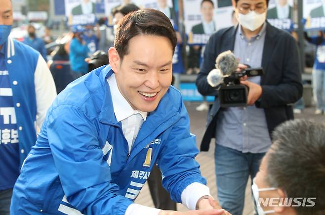 [제주=뉴시스] 우장호 기자 = 김한규 더불어민주당 제주시을 국회의원 후보가 20일 오후 제주시청 인근 거리에서 열린 공식 선거운동 출정식에서 지지자들과 인사하고 있다. 2022.05.20. woo1223@newsis.com