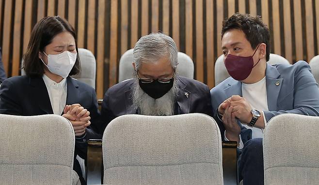 4월15일 국회 본회의에서 ‘이예람 중사 특검법’이 통과되자 아버지 이주완씨(가운데)가 방청석에서 눈물을 흘렸다. ⓒ시사IN 조남진