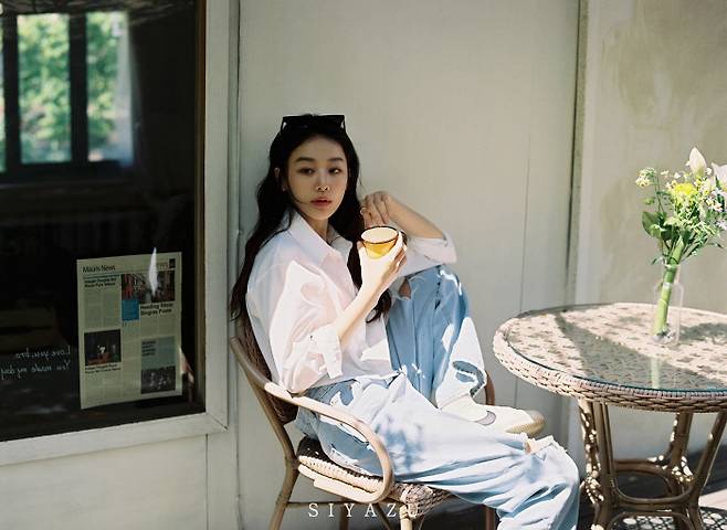 배우 이주명의 진지한 분위기의 화보. 시야쥬 제공