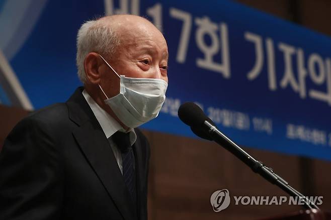 소감 밝히는 노향기 전 기자협회장 (서울=연합뉴스) 진연수 기자 = '기자의 혼 상'을 수상한 노향기 전 기자협회장이 20일 서울 중구 프레스센터에서 열린 제17회 기자의 날 기념식에서 소감을 밝히고 있다. 2022.5.20 jin90@yna.co.kr