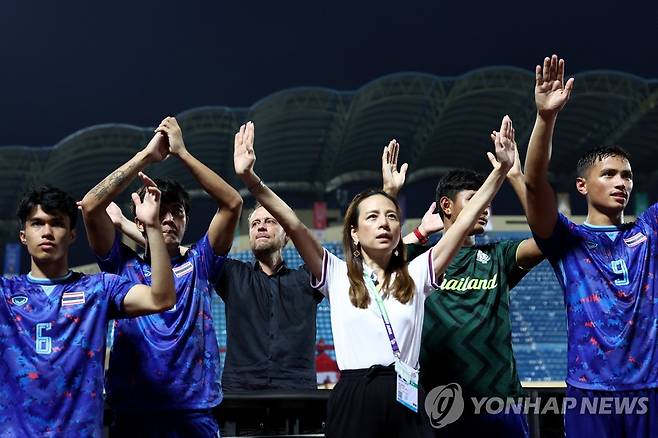 4강에서 인도네시아를 꺾고 기뻐하는 태국 람삼 단장(흰색 상의). [로이터=연합뉴스]