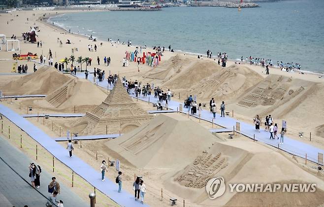 해운대 모래축제 개막 (부산=연합뉴스) 손형주 기자 = 20일 부산 해운대해수욕장에서 개막한 해운대모래축제에서 시민들이 작품을 감상하며 즐거운 시간을 보내고 있다. 
 2022.5.20 handbrother@yna.co.kr