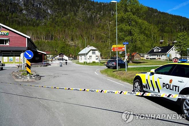 (노레 로이터=연합뉴스) 20일(현지시간) 노르웨이 누메달에서 공격 사건이 벌어진 뒤 경찰 차량이 세워져 있다. 2022.5.20 photo@yna.co.kr 
[Lise Aserud/NTB/via REUTERS. 제3자 제공. 재판매 및 DB 금지]