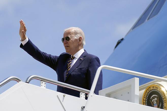 조 바이든 미국 대통령이 19일(현지시간) 메릴랜드주 앤드루스 공군기지에서 한국과 일본 순방을 위해 전용기에 탑승하면서 인사하고 있다. (사진=뉴시스)