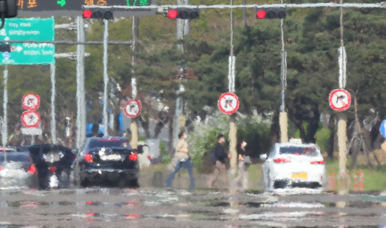 지난달 11일 오후 서울 영등포구 여의대로 위로 아지랑이가 피어오르고 있다. 〈사진=연합뉴스〉