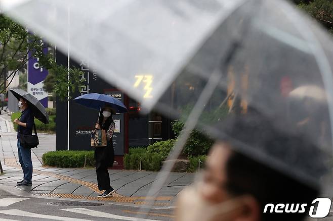 서울 시내에서 시민들이 우산을 쓴 채 출근하고 있다. 2022.5.18/뉴스1 © News1 조태형 기자