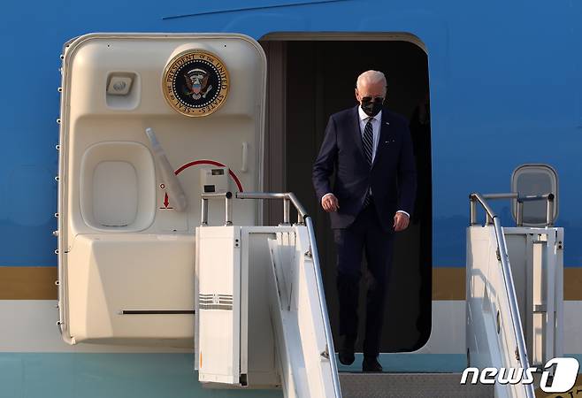 조 바이든 미국 대통령이 20일 경기 주한 미 공군 오산기지에 도착해 전용 공군기인 에어포스원에서 내리고 있다. 2022.5.20/뉴스1 © News1 사진공동취재단