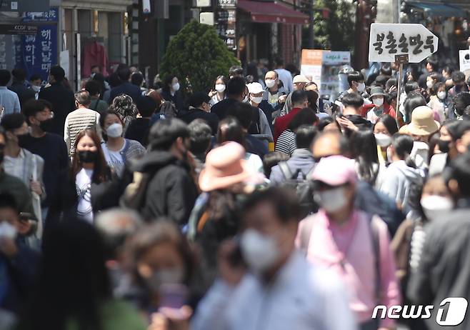 서울 종로구 인사동에서 시민들이 이동을 하고 있다. 2022.5.1/뉴스1 © News1 송원영 기자