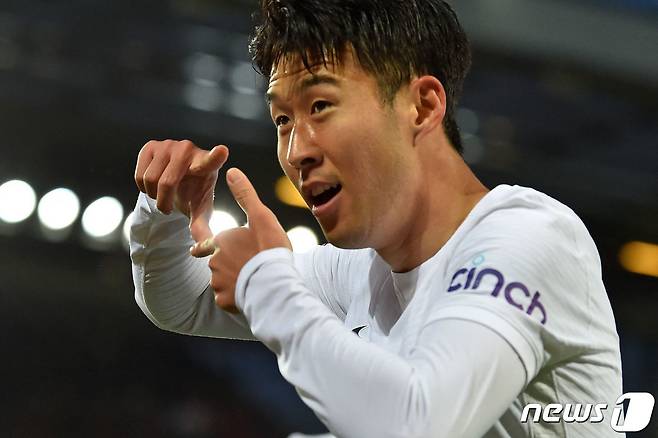 손흥민(토트넘)이 8일(한국시간) 영국 리버풀의 안필드에서 열린 2021-22시즌 잉글랜드 프리미어리그(EPL) 36라운드 리버풀과의 원정 경기에서 리그 20호골을 기록한 뒤 기뻐하고 있다. © AFP=뉴스1