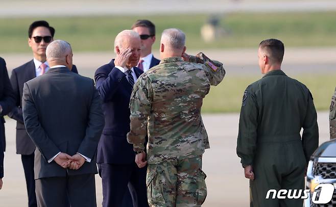 조 바이든 미국 대통령이 20일 경기 주한 미 공군 오산기지에 도착해 전용 공군기인 에어포스원에서 내려 인사를 나누고 있다. 2022.5.20/뉴스1 © News1 사진공동취재단