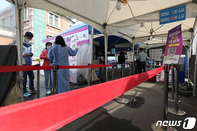 20일 오전 서울역 광장에 마련된 신종 코로나바이러스 감염증(코로나19) 임시선별검사소가 한산하다.  /뉴스1