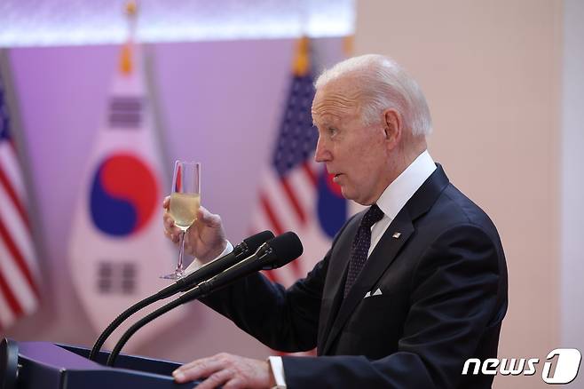 조 바이든 미국 대통령이 21일 오후 서울 용산구 국립중앙박물관에서 열린 윤석열 대통령 주최 환영만찬에서 건배제의를 하고 있다. (대통령실 제공) 2022.5.21/뉴스1 © News1 안은나 기자