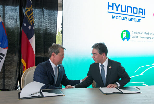 브라이언 켐프 미국 조지아주 주지사(왼쪽)와 장재훈 현대자동차 사장이 투자협약서에 서명한 후 악수를 나누고 있다.