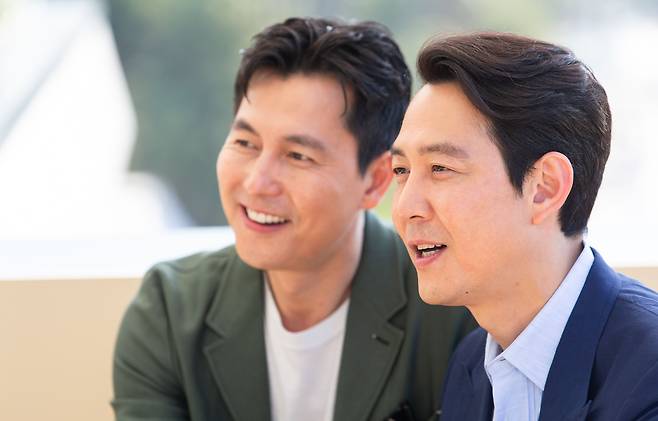 (칸=뉴스1) 이준성 프리랜서기자 = 제75회 칸 국제영화제 미드나잇 스크리닝 부문에 초청된 영화 ‘헌트’의 감독 이정재와 주연 정우성이 21일(현지시간) 행사가 열리고 있는 프랑스 남부 칸 ‘팔레 데 페스티벌’(Palais des Festival)에서 국내 언론을 대상으로 라운드 인터뷰를 진행하고 있다. 2022.5.21/뉴스1