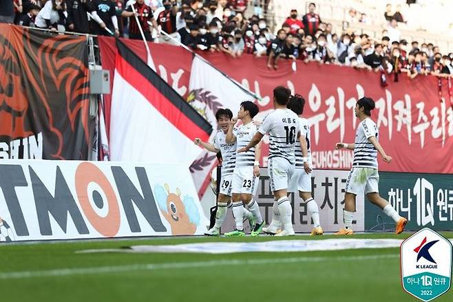 서울을 상대로 선제골을 기록한 구본철이 골 세리머니를 펼치고 있다. ⓒ 한국프로축구연맹