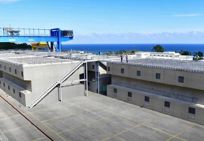 건식저장방식 중 하나인 맥스터. 콘크리트 구조물 내에 원통형 사용후핵연료 저장 용기를 일정한 간격으로 조밀하게 세워놓았다.한국수력원자력 제공