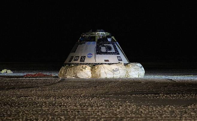 2019년 12월 첫 시험비행에서 목표 궤도에 오르지 못하고 사막지대로 돌아온 스타라이너. 위미키미디어 코먼스