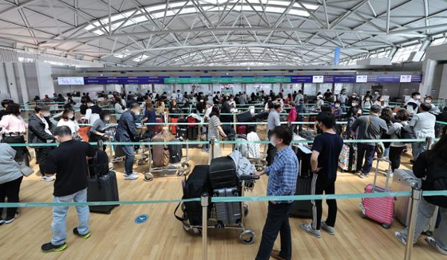 4월 12일 영종도 인천국제공항 제1여객터미널 출국장에 여행객들이 줄을 서고 있다. 영종도=연합뉴스