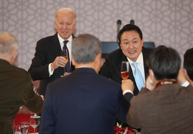 윤석열 대통령과 조 바이든 미국 대통령이 21일 오후 서울 용산구 국립중앙박물관에서 열린 한미정상 환영만찬에서 건배하고 있다. 대통령실사진기자단