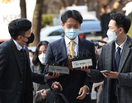 성남도시개발공사 전략사업실장을 지낸 정민용 변호사가 지난해 11월 서울 서초구 서울중앙지법에서 열린 영장실질심사에 출석하기 위해 법정으로 향하고 있다. 연합뉴스