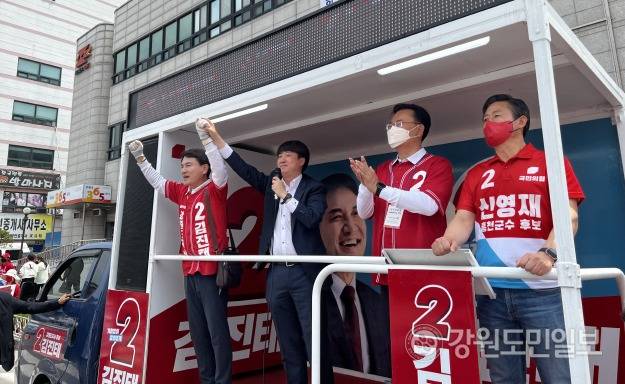 ▲ 국민의힘 이준석 당대표가 21일 도내 두번째 유세 일정으로 홍천을 찾아 김진태 강원도지사 후보, 신영재 홍천군수 후보, 유상범 국회의원과 합동 유세를 하고 있다. 이세훈