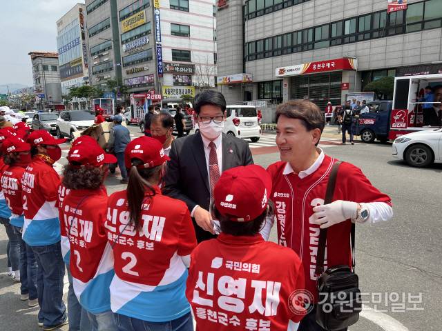▲ 국민의힘 이준석 당대표가 21일 홍천을 찾아 신영재 홍천군수 후보 선거 사무원들과 인사하고 있다. 이세훈