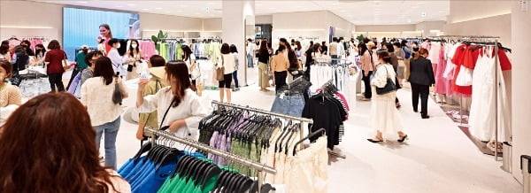 SPA 브랜드 자라는 서울 송파구 롯데월드몰점을 리뉴얼해 20일 열었다. 총 3180㎡ 면적으로 꾸며진 이 매장에는 ‘스페셜 피팅룸’ ‘AR 뷰티존’ 등 다양한 체험형 콘텐츠가 마련됐다. 매장을 방문한 소비자들이 상품을 둘러보고 있다.  /자라리테일코리아  제공