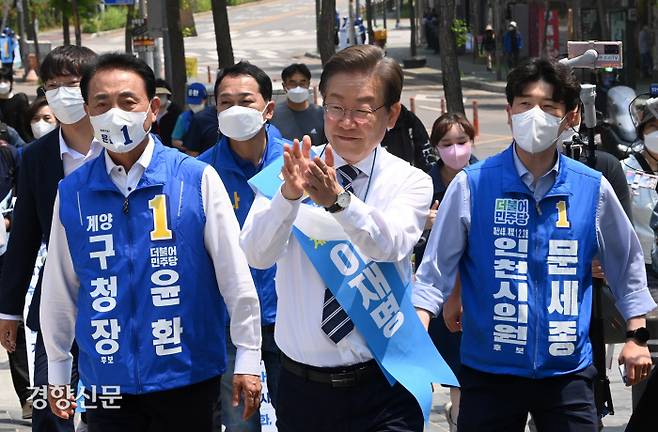 이재명 더불어민주당 총괄선대위원장(인천 계양을 국회의원 후보)이 20일 인천광역시 계양구 귤현동 일대에서 유세를 하고 있다. /국회사진기자단