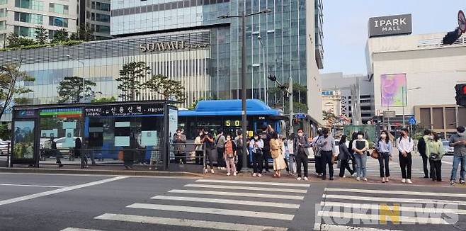 20일 오전 신용산역 버스 정류장 인근 시민들이 횡단보도를 건너기 위해 대기하고 있다. 김한나 기자