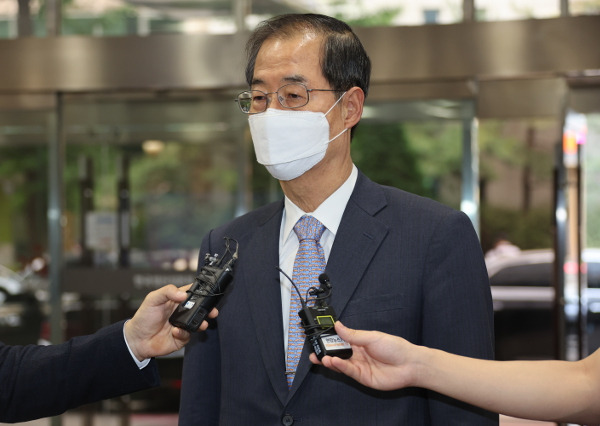 한덕수 국무총리 후보자가 국회 본회의 임명동의안 표결일인 20일 국회 인사청문회 준비단 사무실에 출근, 취재진 질문에 답하고 있다. 연합뉴스