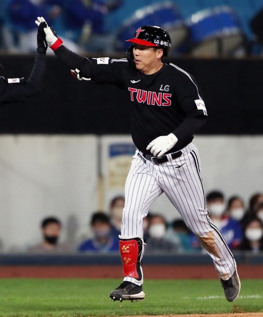 8시즌 연속 두자릿수 홈런을 날린 김현수[자료사진]