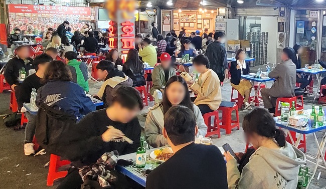 서울 을지로3가역 인근 일명 `노가리골목`이 야외 간이테이블에 앉아 음주를 하는 시민들로 붐비고 있다. <이승환 기자>