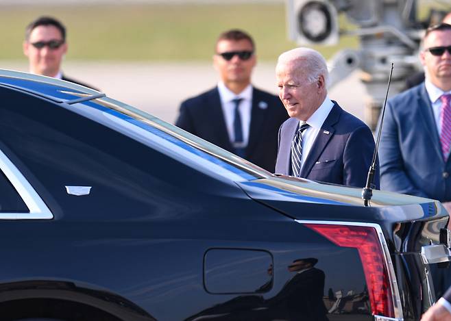 조 바이든 미국 대통령이 20일 오후 경기도 오산공군기지에 도착해 전용기인 에어포스원에서 내려 차에 탑승하고 있다. [연합]