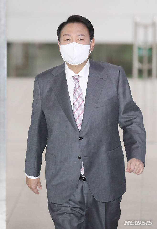 [서울=뉴시스] 전신 기자 = 윤석열 대통령이 지난 20일 서울 용산 대통령실 청사로 출근하고 있다. 2022.05.20. photo1006@newsis.com