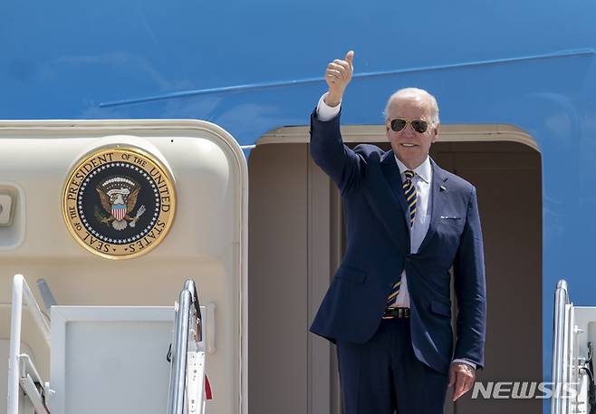 [앤드루스공군기지=AP/뉴시스] 조 바이든 미국 대통령이 19일(현지시간) 메릴랜드주 앤드루스 공군기지에서 한국과 일본 순방을 위해 전용기에 탑승하면서 인사하고 있다. 2022.05.20.