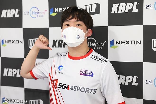 사진='베가' 이진건.