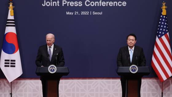 조 바이든 미국 대통령이 지난 21일 서울 용산 대통령실 청사에서 열린 한미 정상 공동기자회견에서 발언하고 있다. 〈사진=연합뉴스〉