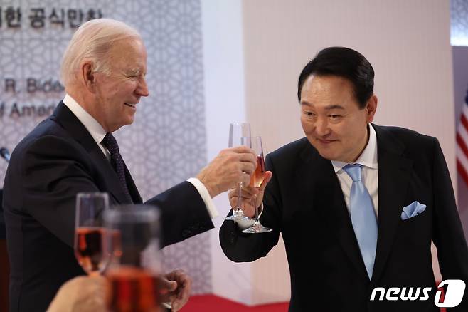 윤석열 대통령과 조 바이든 미국 대통령이 21일 오후 서울 용산구 국립중앙박물관에서 열린 한미정상 환영만찬에서 건배하고 있다. (대통령실 제공) 2022.5.21/뉴스1 © News1 안은나 기자