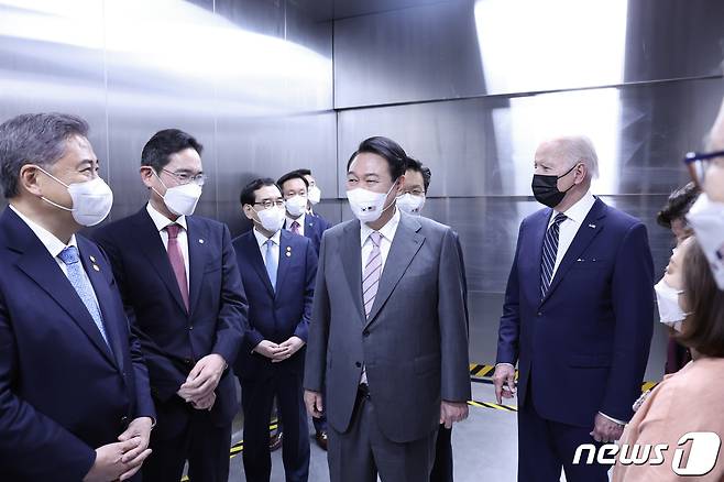 윤석열 대통령과 조 바이든 미국 대통령이 20일 경기 평택 삼성전자 반도체 공장을 둘러보고 있다. 왼쪽부터 박진 외교부 장관, 이재용 삼성전자 부회장. (대통령실사진기자단) 2022.5.20/뉴스1 © News1 오대일 기자