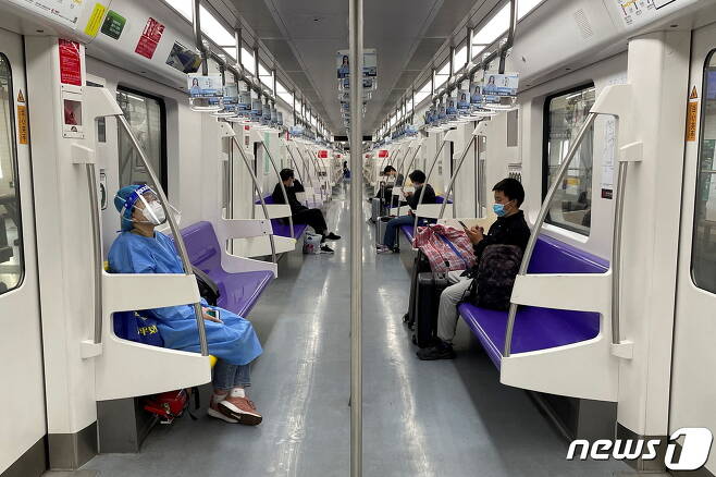 중국 상하이시는 22일 지하철 일부 노선 운행을 재개했다. © 로이터=뉴스1