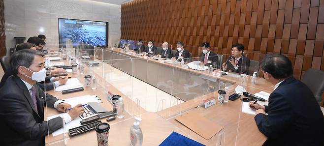 전자신문 독자위원회 1차 회의가 17일 서울시 서초구 전자신문사에서 열렸다. 김무환 독자위원장 주재로 독자위원들이 신문 지면과 홈페이지에 실린 모든 온·오프라인 콘텐츠를 평가하고 새로운 전자신문이 나아갈 방안과 아이디어를 제언하고 있다. 박지호기자 jihopress@etnews.com