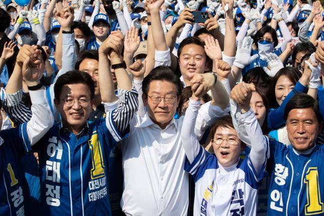 이재명 더불어민주당 총괄선거대책위원장(가운데)이 22일 대전 서구에서 열린 합동 유세에서 시민들에게 지지를 호소하고 있다. 뉴스1