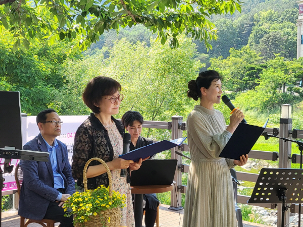 22일 장유계곡내 장유예술촌 전망대에서 최치환 시인(뒤쪽) 이 참석한 가운데 온소리 시낭송회 회원들이 최 시인의 시를 낭송하고 있다.