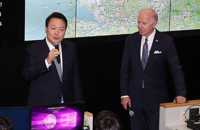 South Korean President Yoon Suk-yeol (left) and US President Joe Biden visits the Korean Air and Space Operations Center located at Osan Air Base in Pyeongtaek, 70 kilometers south of the capital, on Sunday. (Yonhap)