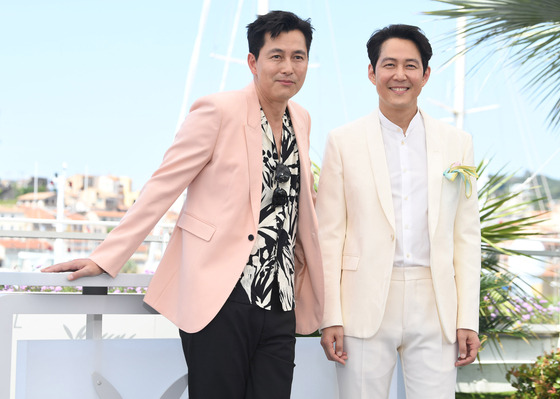 Actors Jung Woo-sung, left and Lee Jung-jae during a photo call at the 75th Cannes Film Festival in Cannes, southern France, on May 19. [AFP/YONHAP]